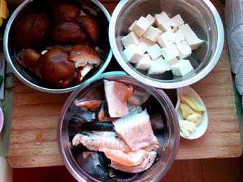 香菇豆腐炖鱼块的做法图解1