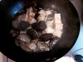香菇豆腐炖鱼块的做法图解7