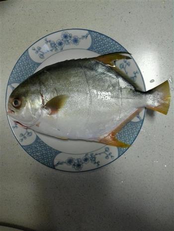清蒸金鲳鱼的做法步骤1