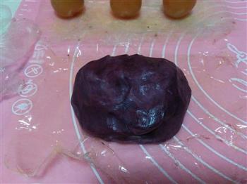紫薯蛋黄桃山月饼的做法步骤10