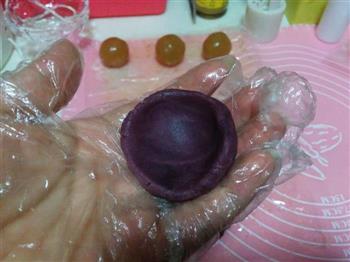 紫薯蛋黄桃山月饼的做法步骤12