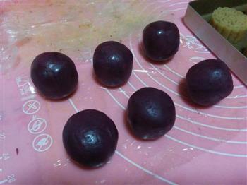 紫薯蛋黄桃山月饼的做法步骤16