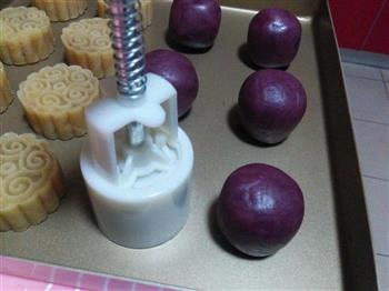 紫薯蛋黄桃山月饼的做法步骤18