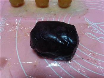 紫薯蛋黄桃山月饼的做法步骤9