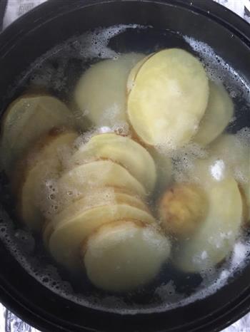 咸鸭蛋低脂土豆泥的做法步骤1