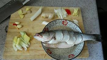清蒸海鲈鱼的做法步骤1