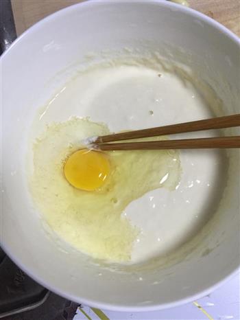 葱花鸡蛋饼的做法步骤1