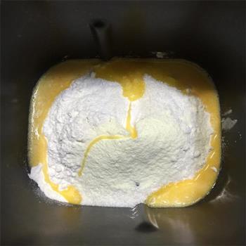 奶香味十足的吐司面包，面包机和面保证出膜的做法步骤1