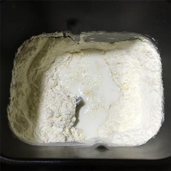 奶香味十足的吐司面包，面包机和面保证出膜的做法图解2