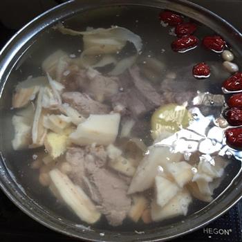 花生莲藕猪骨汤的做法步骤2