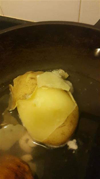 土豆虾仁牛油果色拉的做法步骤1