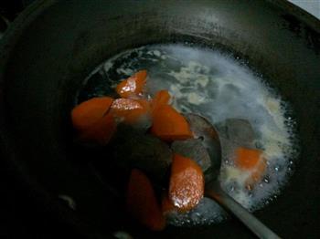 免炒版滴咖喱牛肉土豆红罗卜的做法图解1