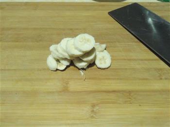 桃胶香蕉牛奶的做法步骤2