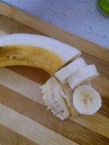 馄饨皮的妙用-香蕉风车酥的做法步骤3