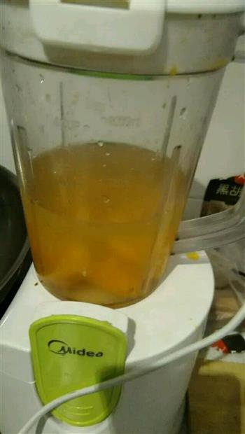 巧榨芒果汁的做法步骤3