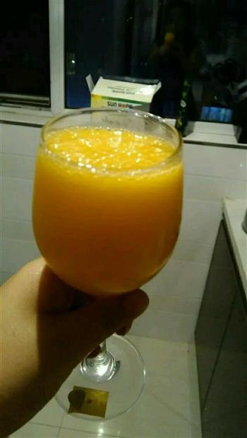 巧榨芒果汁的做法步骤5