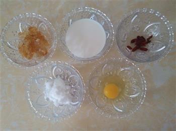桃胶牛奶蒸蛋的做法步骤1