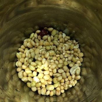 豆浆机菜谱-红枣豆浆的做法步骤2