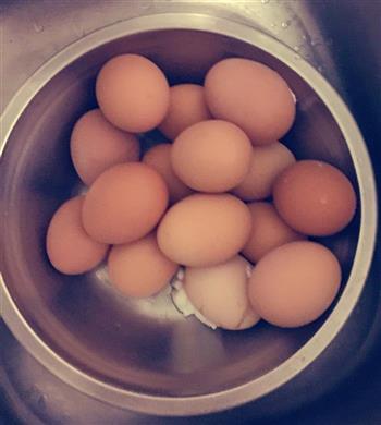五香卤蛋的做法步骤1