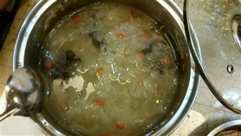 蜂蜜银耳红枣汤的做法步骤6