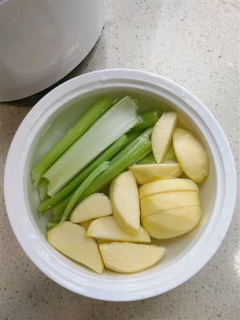 苹果芹菜汁的做法步骤2