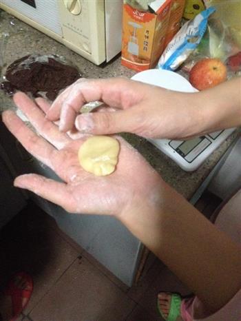 广式豆沙蛋黄月饼的做法步骤4