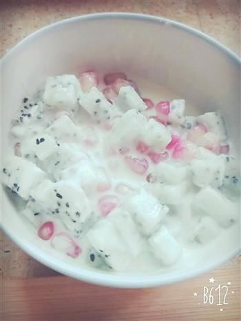 石榴火龙果酸奶的做法步骤3