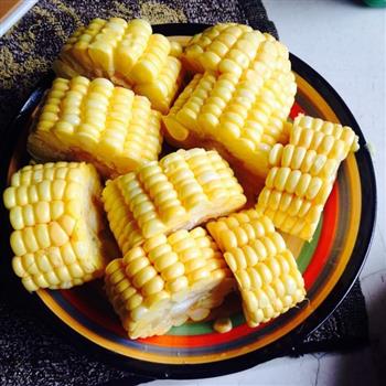 玉米排骨瘦身养生汤的做法图解2