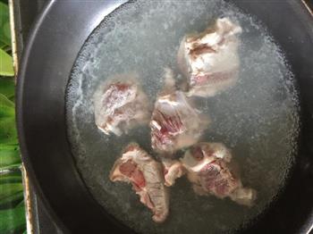 广东土茯苓、牛大力、莲藕猪骨靓汤的做法步骤2