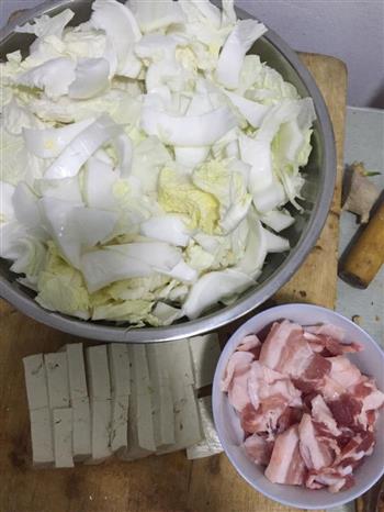 猪肉白菜炖豆腐的做法图解1