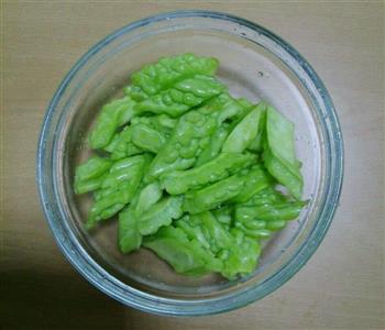 苦瓜枸杞排骨汤的做法步骤2