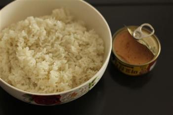 金枪鱼烤米卷的做法图解1