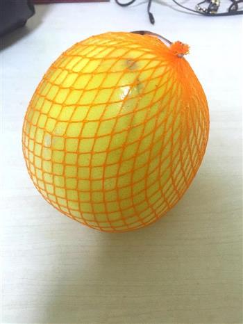 蜂蜜柚子茶  轻松处理薄如纸细如丝的柚子皮的做法图解1