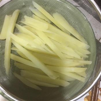 椒鹽薯條的做法步骤1