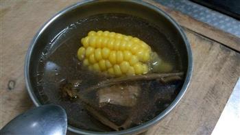 茶树菇玉米排骨汤的做法图解3