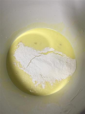 用普通面粉做的黄桃酸奶蛋糕的做法图解3
