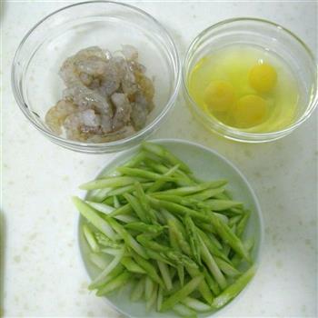 芦笋虾仁炒鸡蛋的做法步骤1