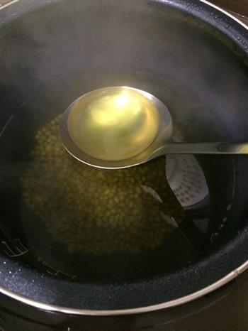 绿豆鸽子汤的做法图解2