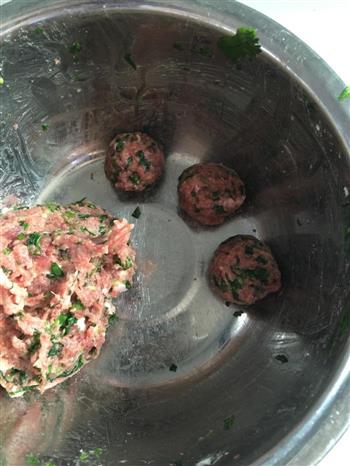 水煮香菜牛肉丸子的做法步骤1