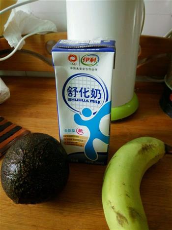 香浓牛油果香蕉奶昔的做法步骤1