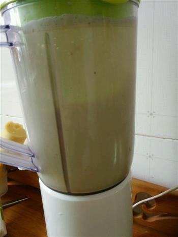 香浓牛油果香蕉奶昔的做法步骤3