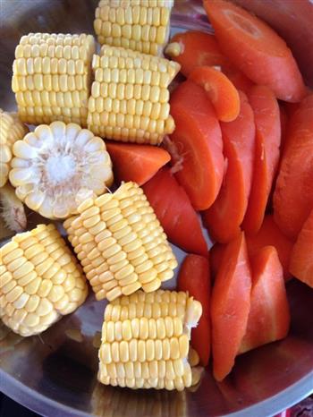 玉米红萝卜煲龙骨的做法图解2