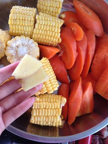 玉米红萝卜煲龙骨的做法图解3