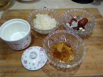 桃胶银耳莲子汤的做法步骤1