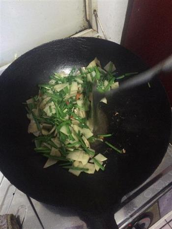 韭菜炒土豆片的做法步骤4