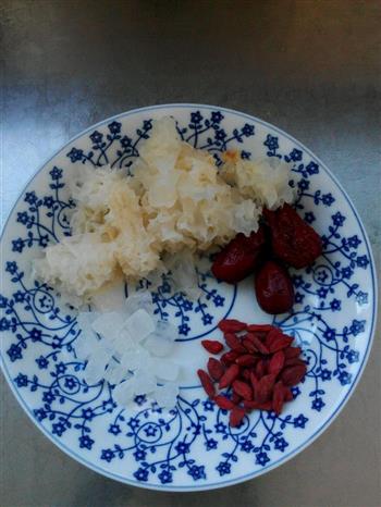 银耳红枣枸杞汤的做法步骤1