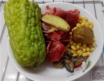 秋季苦瓜蚝豉黄豆猪骨汤的做法图解1