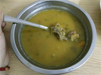 南瓜绿豆排骨汤的做法图解4