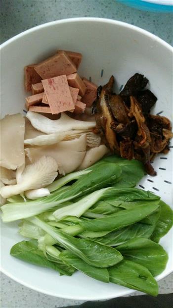 菌菇火腿汤的做法步骤1