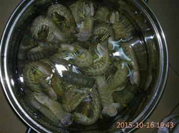 腌制濑尿虾的做法图解1